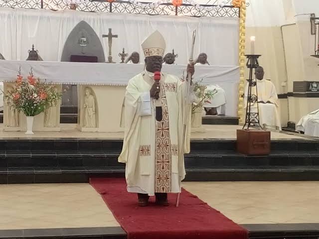 30 avril en RDC : 131 enseignants honorés à Bukavu, l’Archevêque François Maroyi appelle à une éducation sans anti-valeurs